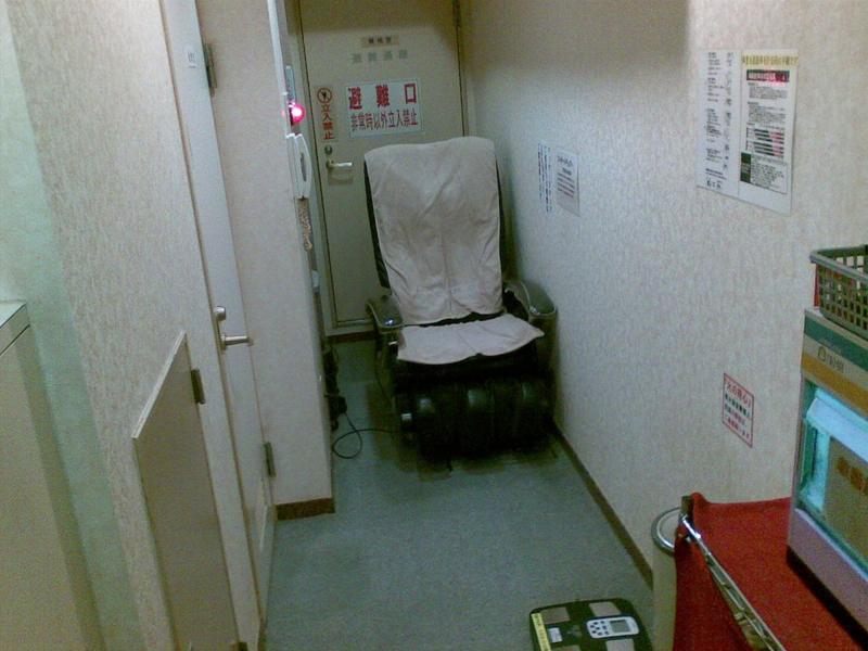 masāžas krēsls kapsulu hoteļa pagrabā/pie pirts