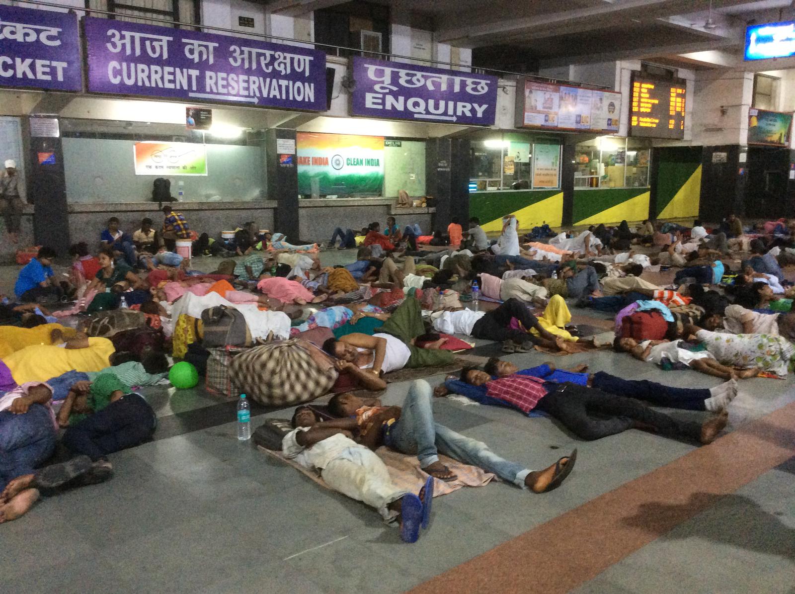 Rinda pēc biļetēm, divi naktī, New Delhi Railway Station